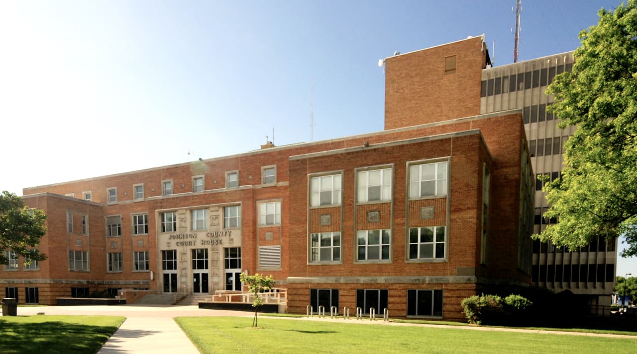 <h3 class="cms-H3-H3">3. Olathe</h3>
<br>
<br>Olathe, como gran parte de Kansas y el Medio Oeste, tiene raíces nativas americanas. El nombre Olathe es una palabra shawnee que significa "hermoso" o "encantador".
<br>
<br>La localidad cuenta con una importante calidad en sus escuelas también: las cinco escuelas secundarias de la ciudad tienen índices de graduación superiores al 90% y se encuentran entre las 50 mejores del estado. También es sede de numerosas atracciones culturales y deportivas.
<br>
<br>🏡 
<b>Estado: </b>Kansas
<br>
<br>🏡 
<b>Condado:</b> Johnson
<br>
<br>🏡 
<b>Población:</b> 144,144