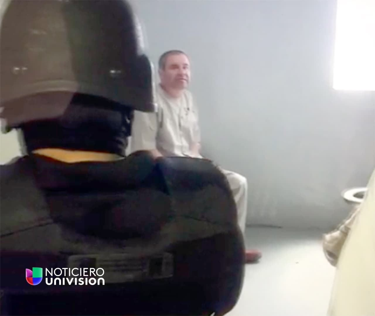 Guzmán observa a un agente especial que cierra su puerta al terminar su traslado a Ciudad Juárez en mayo de 2016.