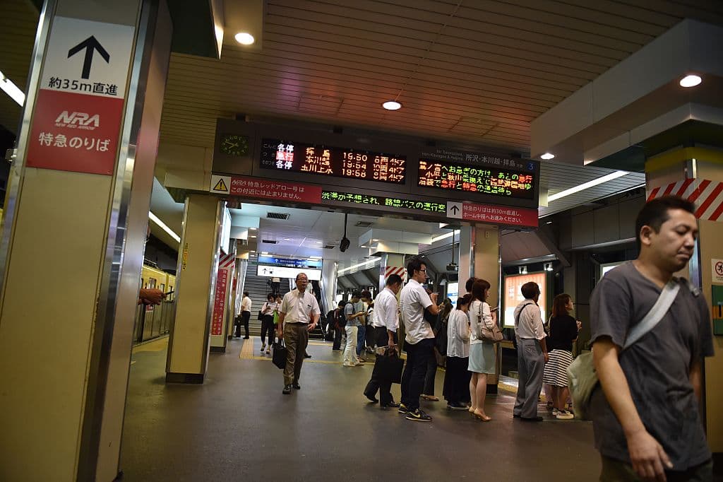 Toma otra vez la línea este-oeste y regrésate en dirección a la estación Kayabachou. Entonces baja en la estación de Tsukiji y sigue directo a la plataforma Tsukiji Hongan-ji, en donde debes buscar una tercera ofrenda: también otro plato con sal. Patéalo.