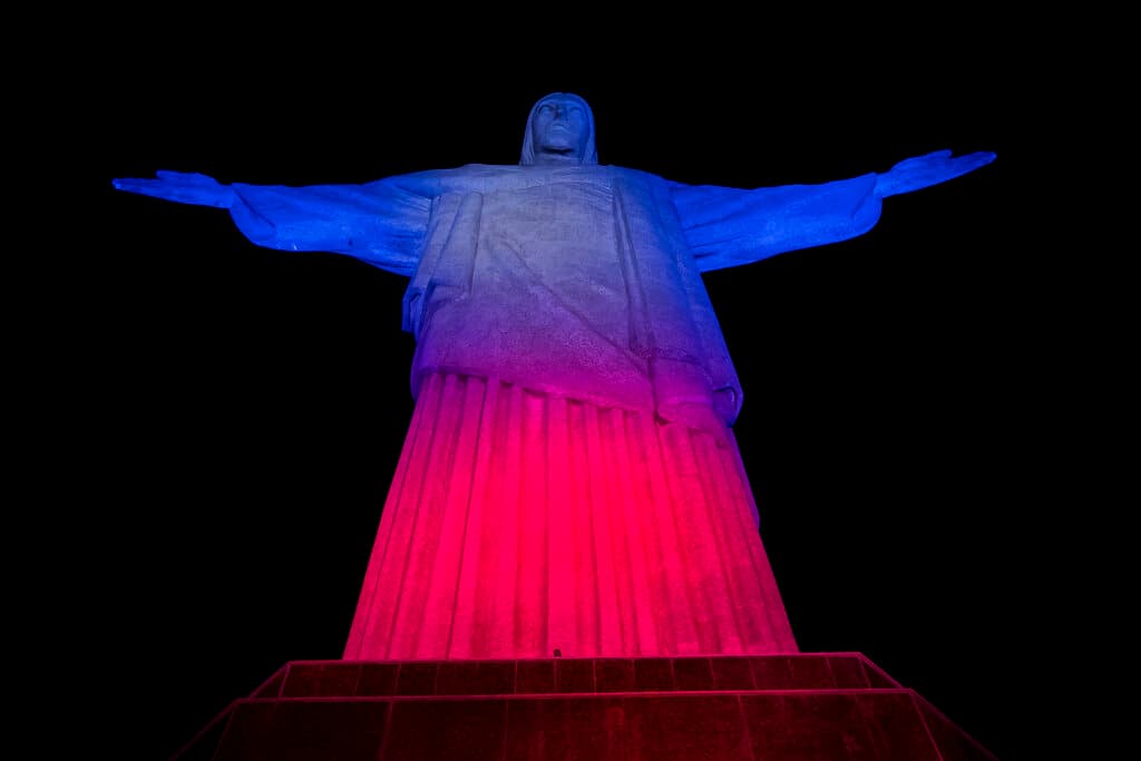 La figura del Cristo Redentor, que preside la bahía de Río de Janeiro, fue iluminado en rojo, azul y blanco, los colores de la bandera británica, la Union Jack.