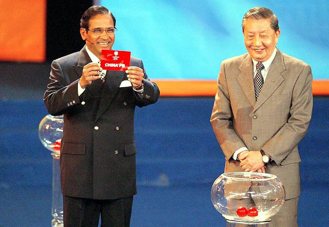 Otra controversia que se desató con el aumento a 32 participantes en los Mundiales fue la designación de cupos o boletos para las diferentes confederaciones y los repechajes. Estos últimos sufriendo cambios entre cada edición de la Copa.