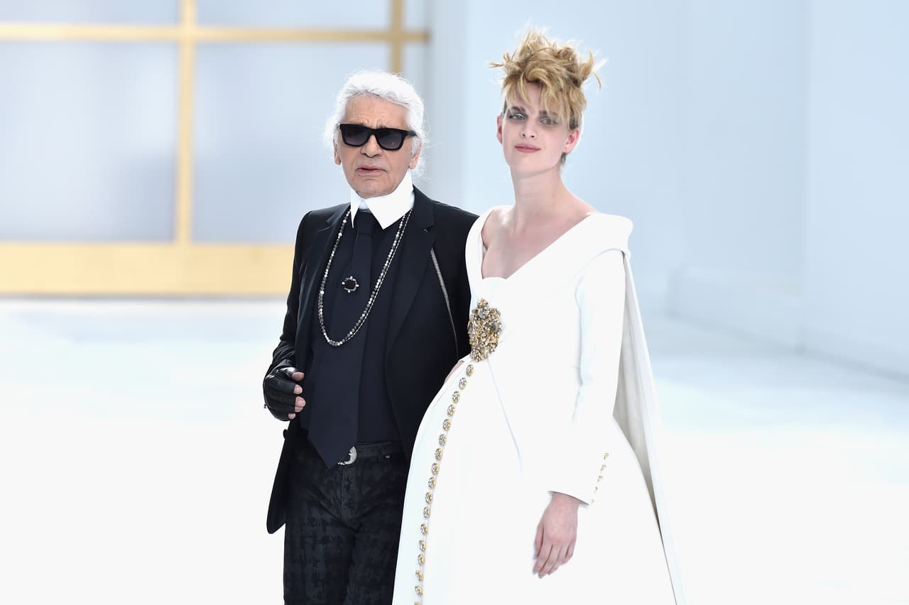 En este desfile, Good también caminó del brazo de Karl Lagerlfed, quien fue director creativo de Chanel de 1983 hasta su muerte, en 2019.
