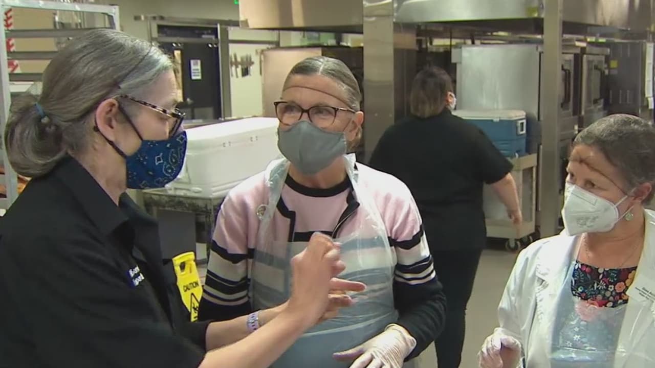 Preparan más de 1,500 comidas de Acción de Gracias a personas necesitadas de San Antonio