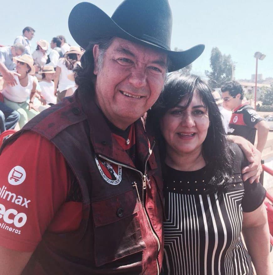 <b>El torero es hijo adoptivo de Jorge Hank Rhon</b>, un controvertido empresario de Tijuana que ha sido 
<b>acusado de asesinato de periodistas, tráfico de pieles animales, posesión de armas de alto calibre y de tener nexos con el narcotráfico</b>, según información del 
<a href="http://www.elfinanciero.com.mx/">'Financiero.com'</a>. También ha dado de qué hablar por supuestos gustos exóticos como beber tequila fermentado con penes de leones, tigres y perros.