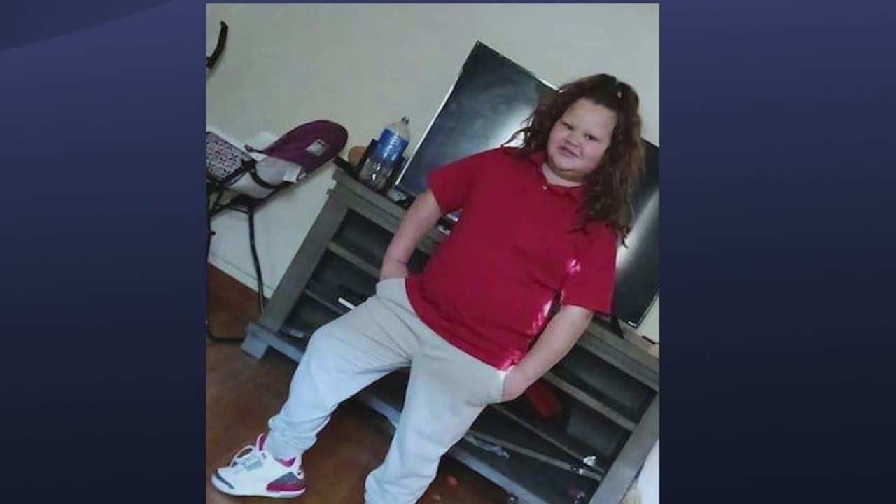 De acuerdo con las autoridades, en la noche de este sábado una grupo de personas se encontraba en una banqueta en el 3500 al norte de Long Avenue, en Portage Park, cuando un hombre, quien al parecer conocía a la familia de la pequeña, cruzó la calle y le disparó a la menor en la cabeza. Aunque la niña fue trasladada a un hospital murió. Debido al hecho violento, el presunto agresor recibió un balazo presuntamente por familiares de la víctima y ahora el sospechoso se encuentra en estado crítico.