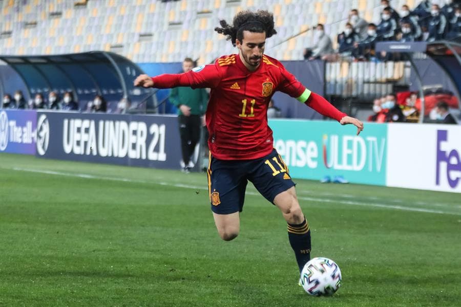 España arranca con victoria y golea a Eslovenia con marcador de 3-0. Javi Puado, Gonzalo Villar y Juan Miranda González fueron los autores de los goles para el conjunto español y se coloca líder de la tabla tras el empate de sus dos rivales, Italia y República Checa, durante la Eurocopa Sub-21.