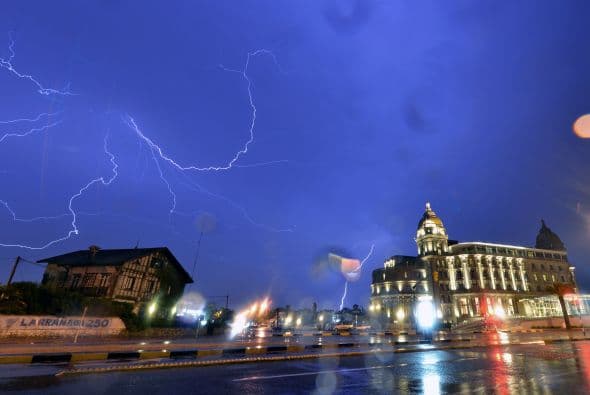 Rayitos de luz en el cielo cerca del restaurado Hotel Carrasco, actualmente operado por la cadena francesa Sofitel, en el barrio de Carrasco, en Montevideo.