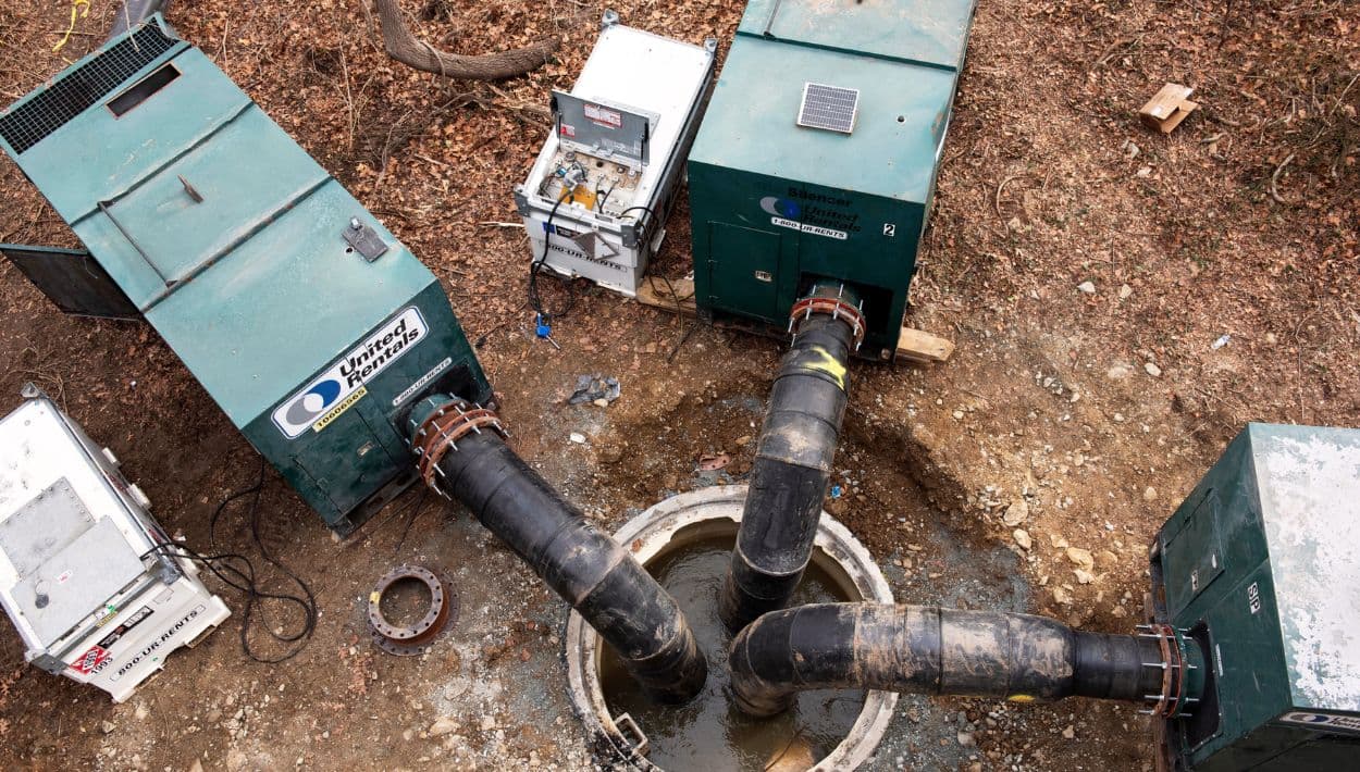 Tuberías interceptoras insertadas en aguas residuales sin tratar después de que la rotura de una tubería de gran tamaño enviara aguas residuales al río Potomac en Glen Echo, Maryland.