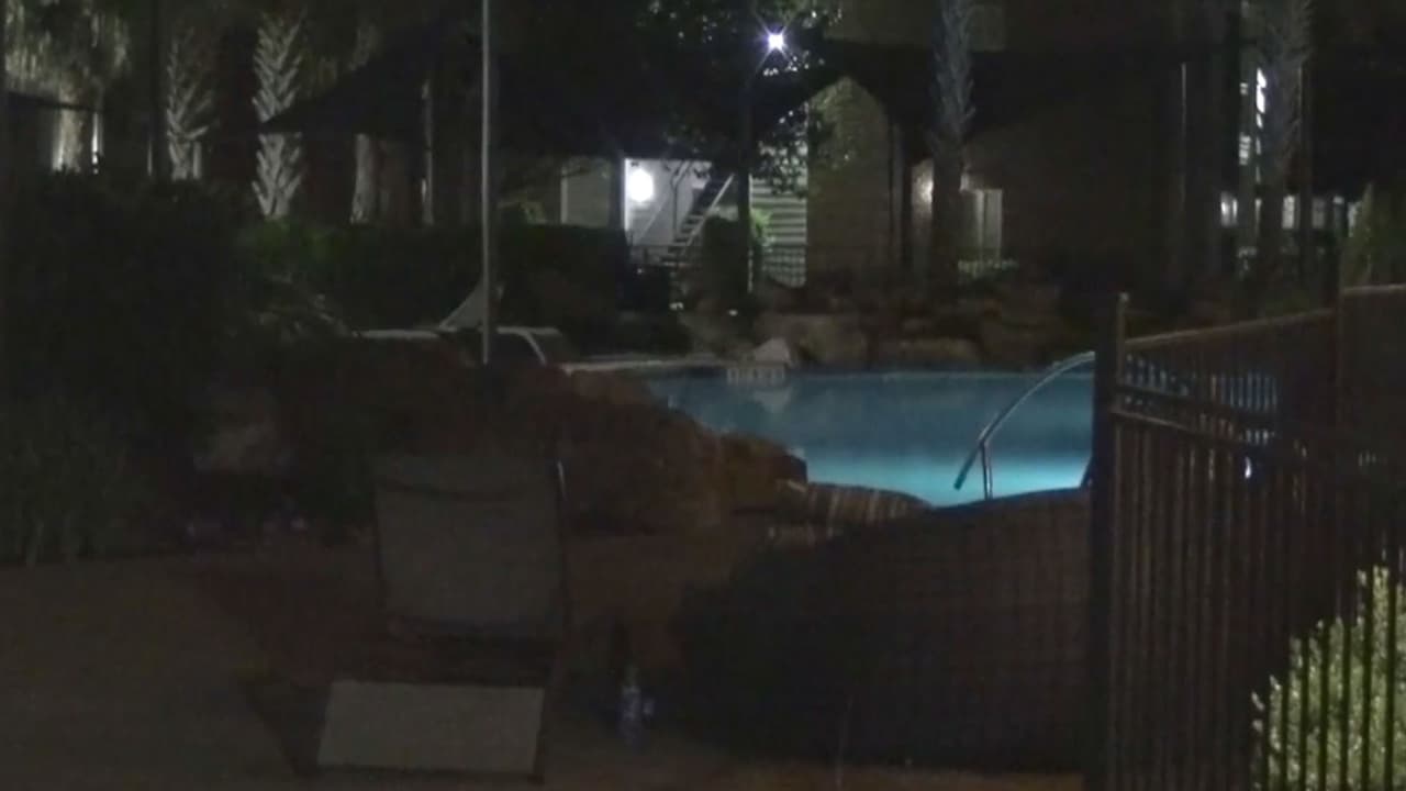 La policía de Houston investiga el incidente que ocurrió durante una fiesta que se llevaba a cabo en la piscina de un complejo de apartamentos ubicados al suroeste de la ciudad de Houston.