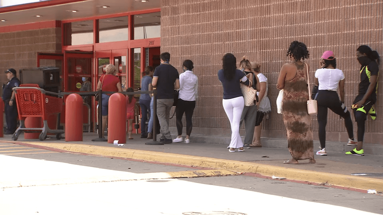 El distanciamiento social de 6 pies debe respetarse en todos los negocios