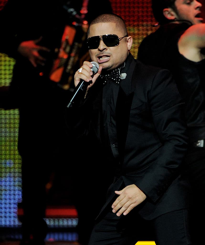 Al parecer, el cantante aprendió la lección pues recientemente 
<a href="http://www.univision.com/musica/regional-mexicano/larry-hernandez-le-huye-a-las-fans-aventadas-y-menores-de-edad ">hizo bajar del escenario a una fan menor de edad</a> lo que se vio como una señal de que el artista no quiere ningún tipo de problemas.