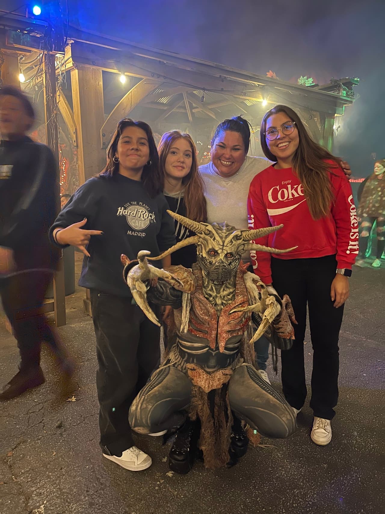 <b>Netherworld (Stone Mountain)</b>:
<br>
<b>Sitio web</b>: 
<a href="https://fearworld.com">https://fearworld.com</a> 
<br>
<b><a href="https://maps.app.goo.gl/cwFMZ3F3cpBbAH9A6">Cómo llegar</a> </b>
<br>
<br>Llena de aterradores actores en vivo, sorprendentes efectos especiales y monstruos increíbles, Netherworld Haunted House en Stone Mountain es una atracción salida de una pesadilla.