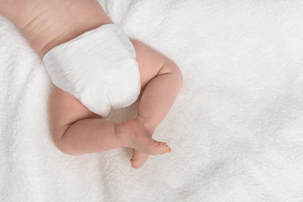 La primera versión de los pañales llegó al mundo cuando
<b>Marion Donovan</b> inventó el ‘Boater’ impermeable en 1951 y cuya patente se la vendió a Keko por un millón de dólares. Luego, ella misma creó un modelo totalmente desechable. ‘Pampers’ nació en 1961.