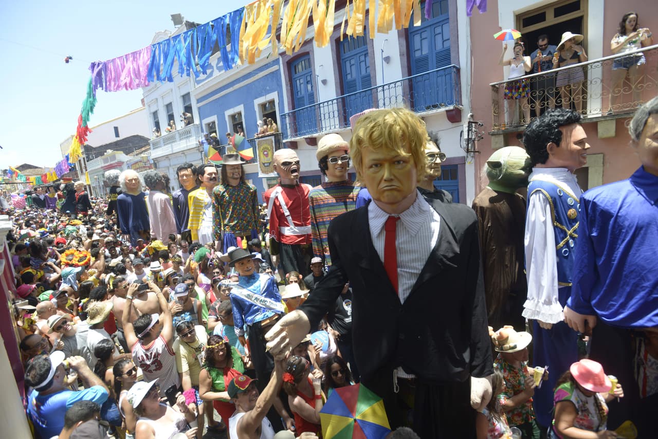 <b>Olinda, Brasil.</b> Un maniquí con la figura de Donald Trump es llevado por las calles de Olinda, en Pernambuco, al noreste de Brasil. 27 de febrero de 2017.