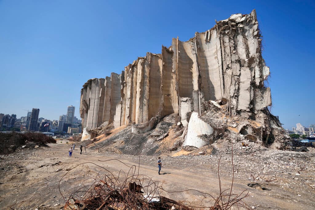Así se ve el lugar de la explosión, tras 12 meses. Un año después de la tragedia, 
<a href="https://www.nationalgeographic.com/history/article/a-year-after-beirut-explosion-nobody-cares-that-people-died-or-if-people-live-they-dont-care" target="_blank">nadie ha rendido cuentas</a> de por qué estaba ahí almacenado el nitrato de amonio, ni cómo se incendió. Nadie ha sido nombrado responsable de mantener ese químico allí durante tanto tiempo, tan cerca de cientos de miles de viviendas.