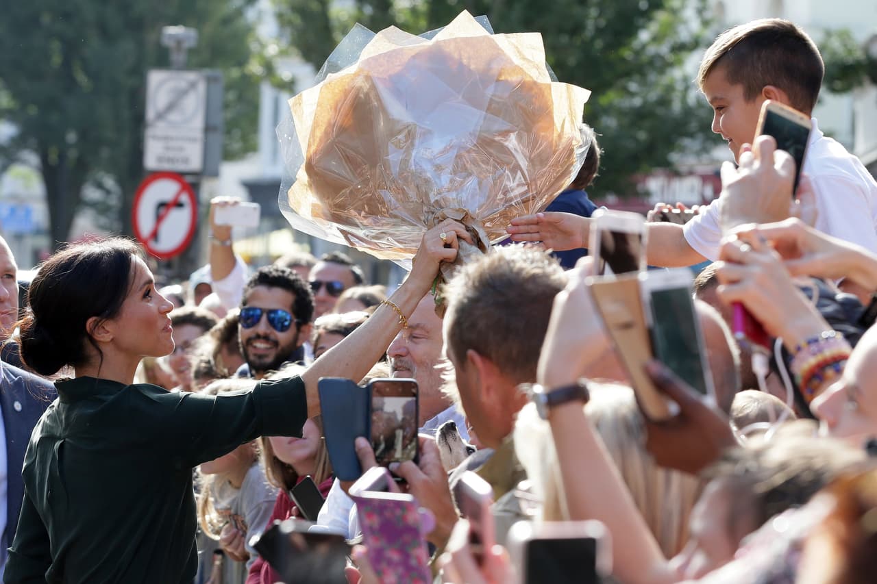 Meghan Markle, por su parte, no se quedó atrás y respondió con simpatía a las enormes muestras de cariño que le dieron los residentes del condado al que pertenece 
<b><a href="https://www.univision.com/estilo-de-vida/bodas/el-principe-harry-y-meghan-markle-ya-son-los-duques-de-sussex-como-se-anticipo">el título nobiliario que ella presume: duquesa de Sussex</a></b>.