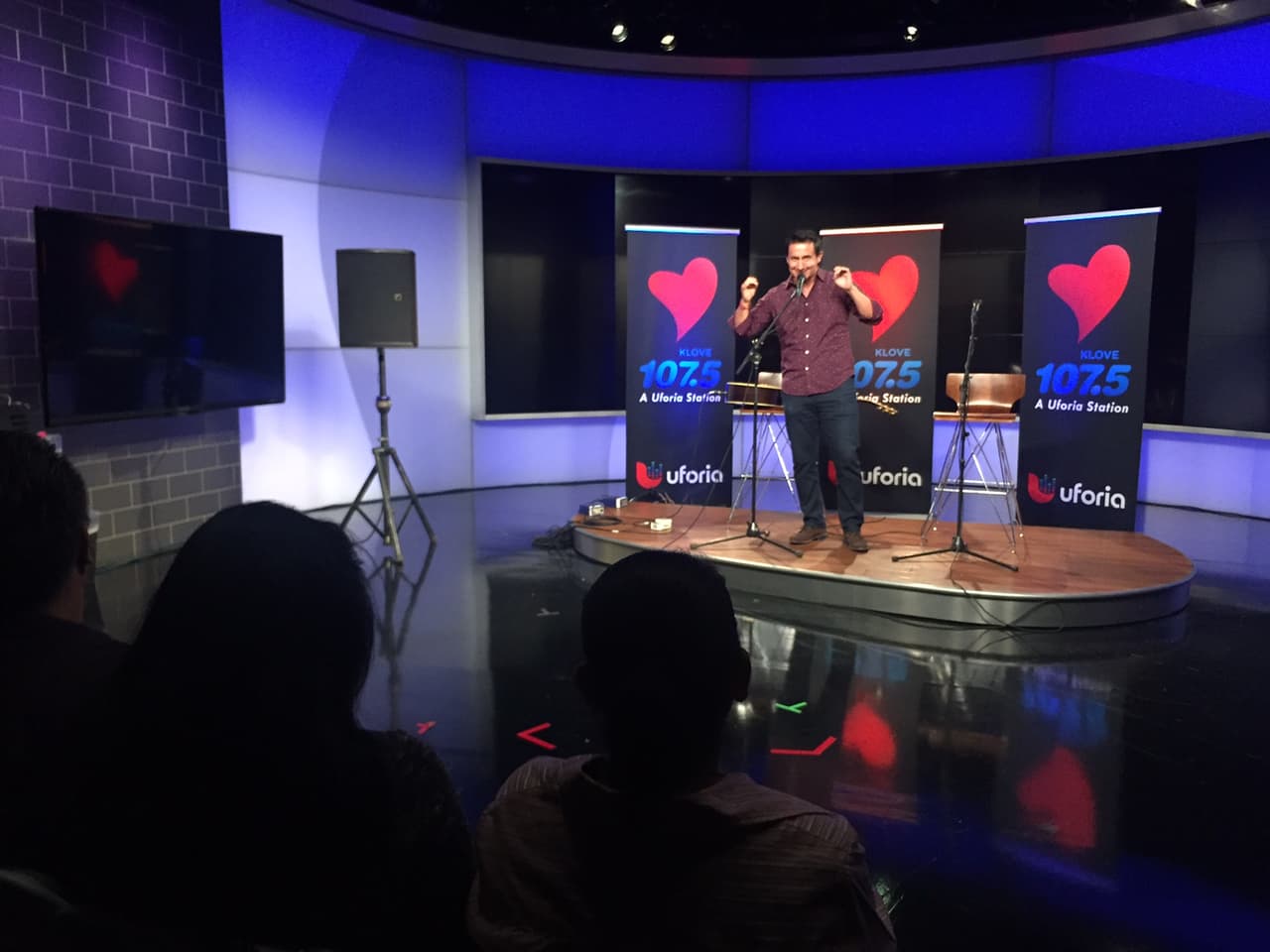 Y entonces llegó el momento, Ysaac Alvarez subió al escenario para presentar a Jesse & Joy.