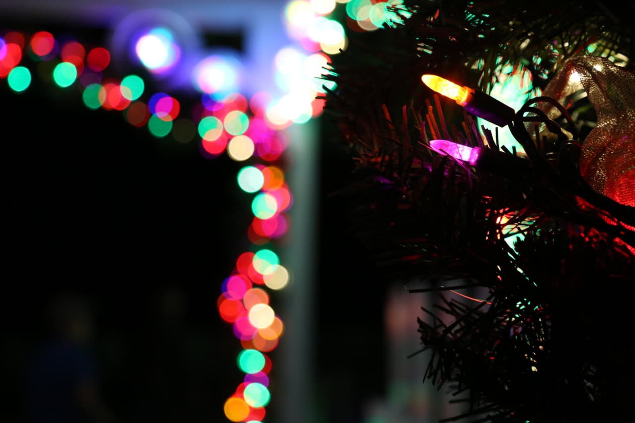 La magia del alumbrado empieza con pequeños focos navideños.