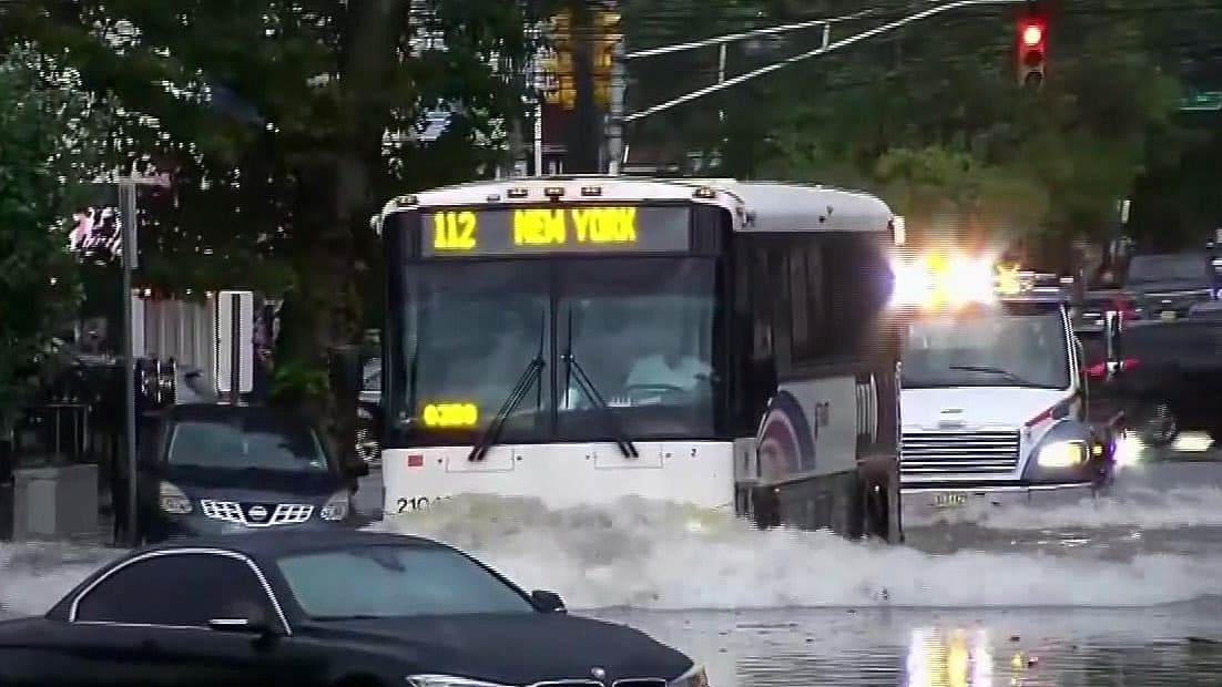 Tormentas severas en la Costa Este afectan a millones; provocan inundaciones y cancelan cientos de vuelos