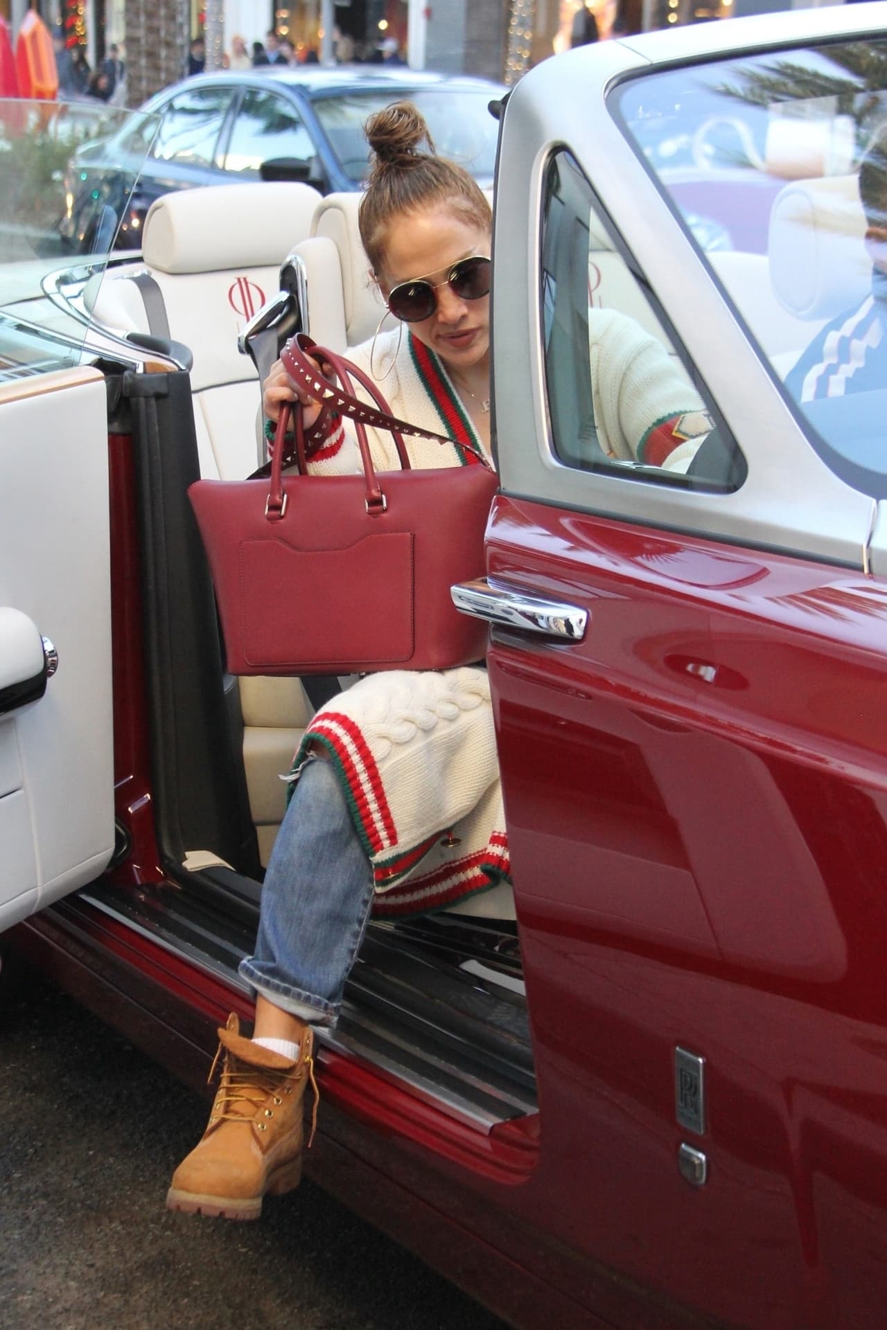 El exbeisbolista manejaba el Rolls Royce, que es propiedad de la cantante.