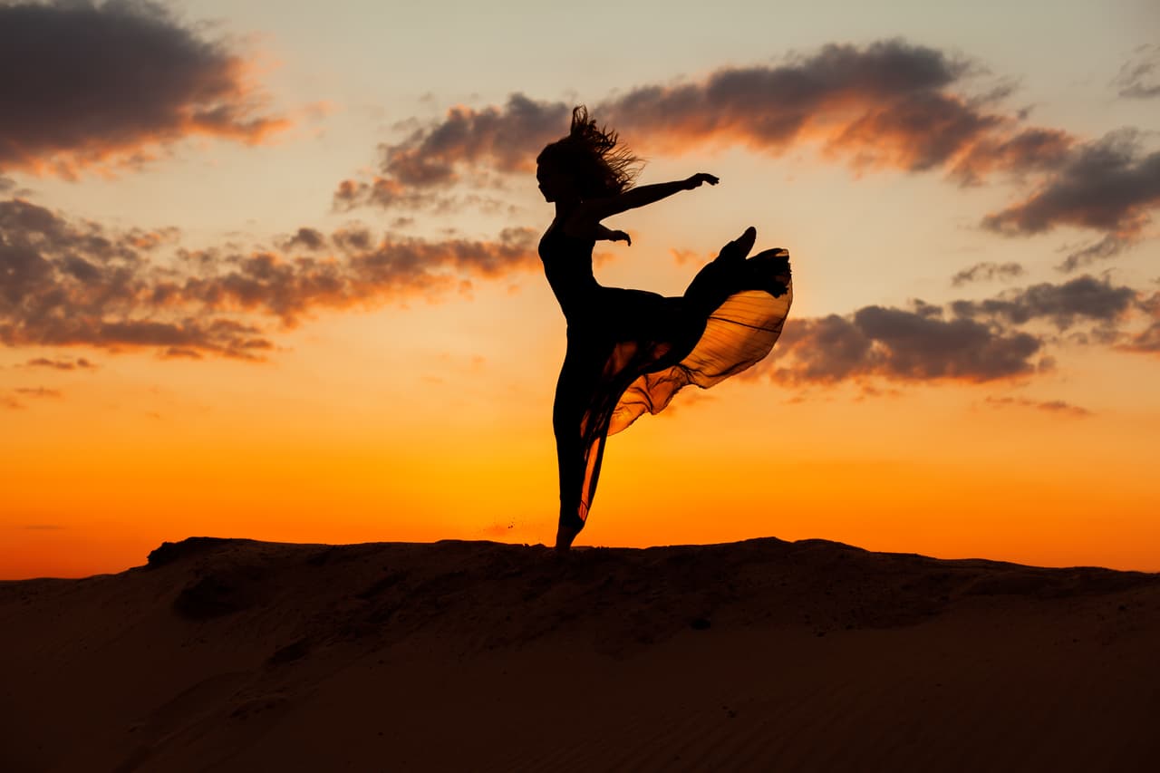 Como regente del signo Acuario, el planeta Urano representa también nuestra necesidad de sentirnos libres de toda atadura a la responsabilidad, para progresar más allá de las fronteras físicas y psíquicas hacia una nueva dimensión y realidad. Es intuición, invención y ruptura idealista.
<br>