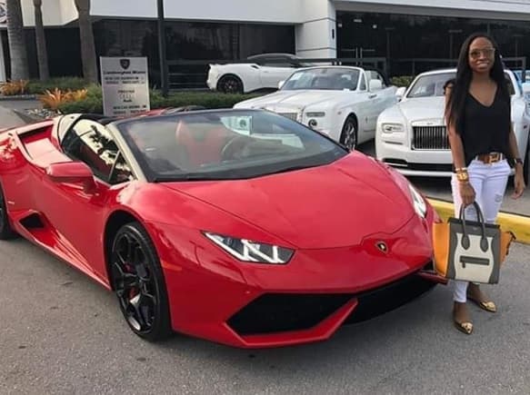 Lamborghini, plata y viajes: la buena vida que no logró justificar la hija de un funcionario aduanero