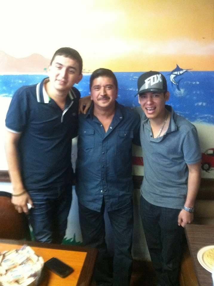 Los músicos Ariel Camacho y César Sánchez de Los Plebes del Rancho son muy asiduos al restaurante de mariscos del compositor radicado en Coachella, California.