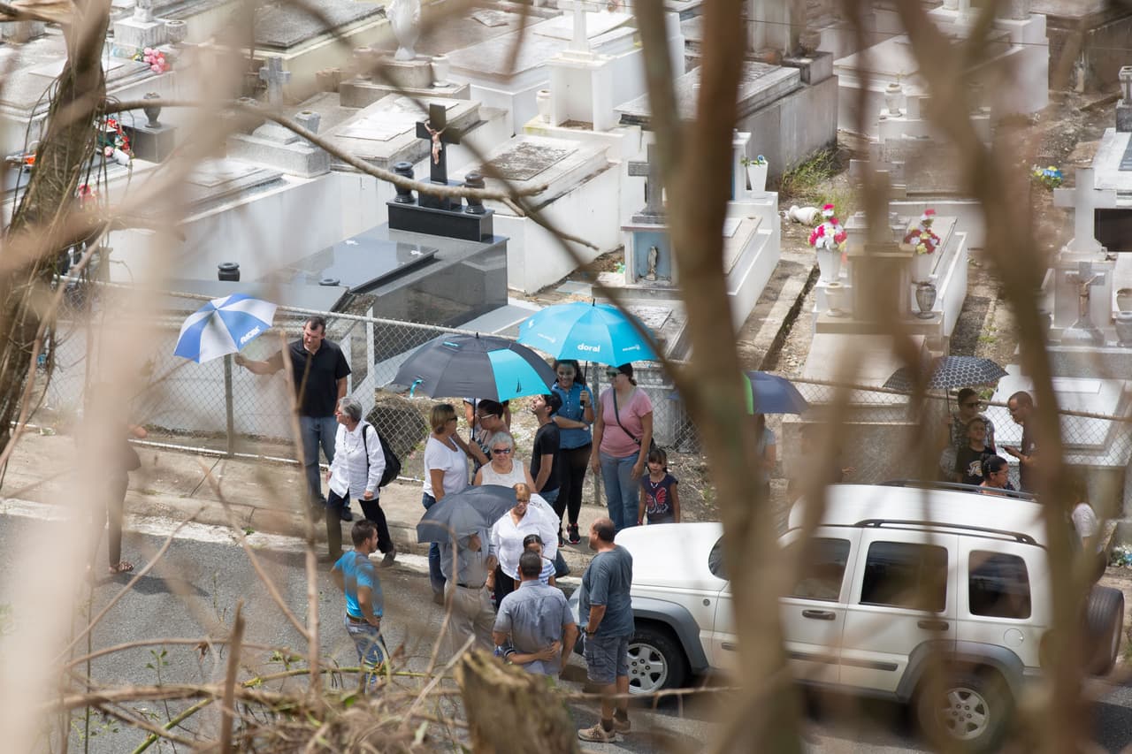 Las visitas a las instalaciones están restringidas por las autoridades de la secretaría de salud. Incluso para los familiares que van a un entierro. La zona más alta del colapsado campo santo, conocida como el cementerio viejo, aún puede recibir a algún fallecido, siempre y cuando ya tenga un espacio entre los panteones.