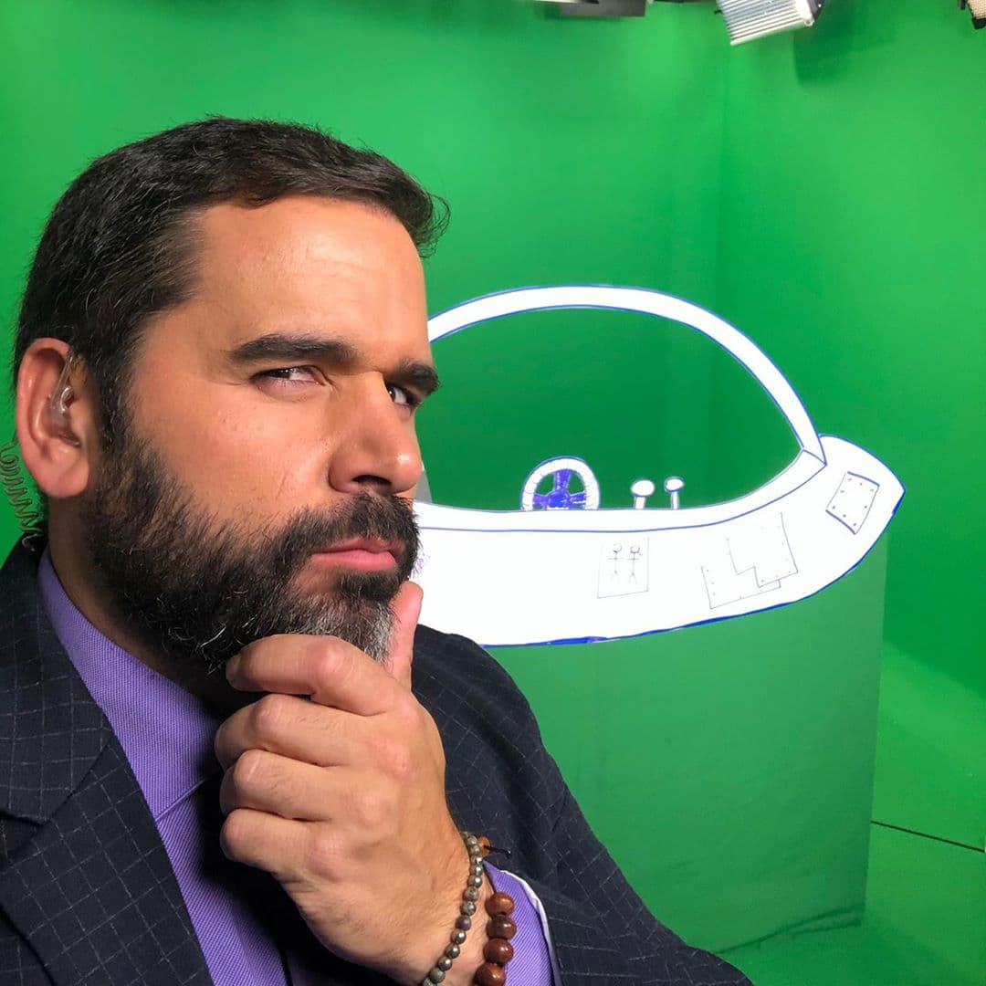 Tiempo después, se depiló y su poblada barba se dejó ver, ahora la cuida y presume.