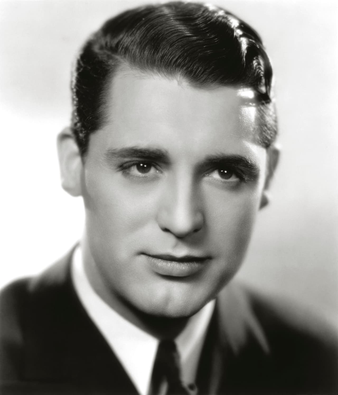 Dedicado, elegante, encantador y guapo, seguramente si tú estuvieras en aquella época también vivirías enamorada de él.