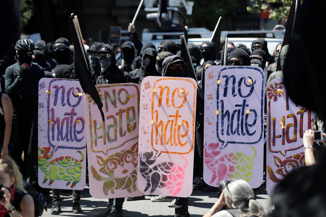 Con escudos con la leyenda "no odio" llegaron los opositores de la Alt-Right.