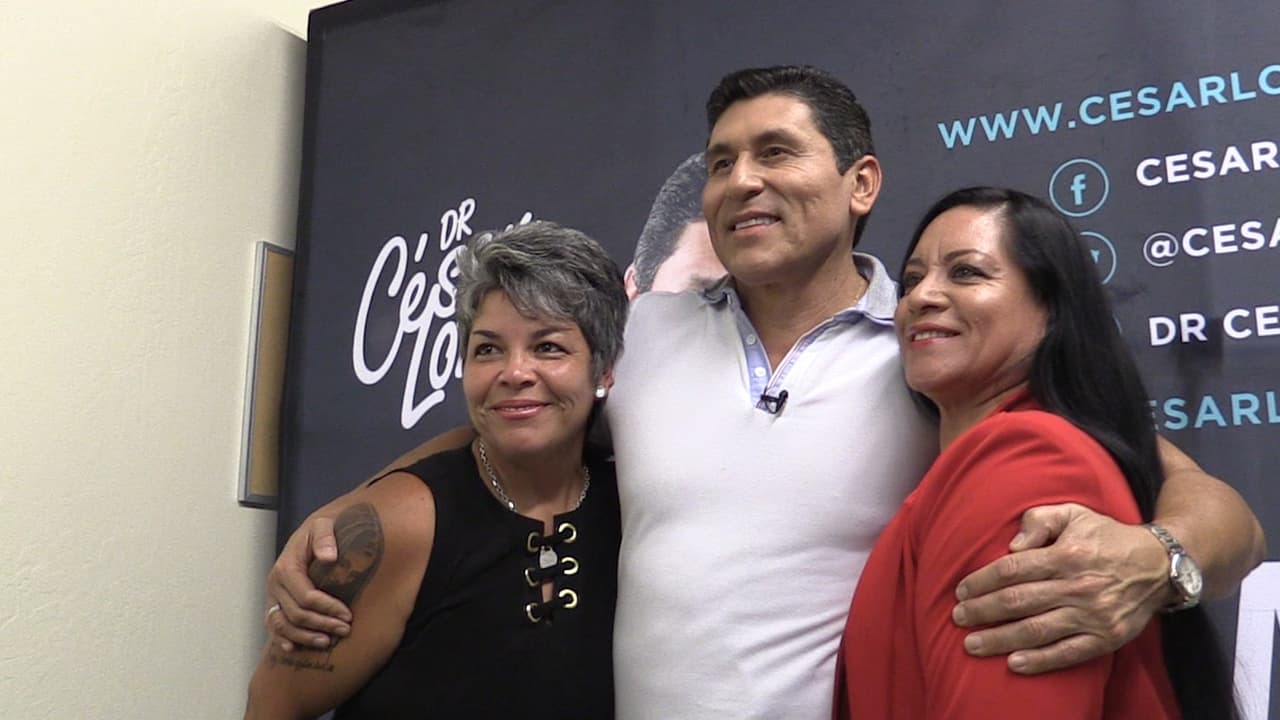 María Castillo (izquierda) asegura que el Dr. Lozano la ayudó a tener una mejor perspectiva de sí misma — "Antes me vestía con pantalones huangos y camisas flojas, y mírame ahora, toda una dama".