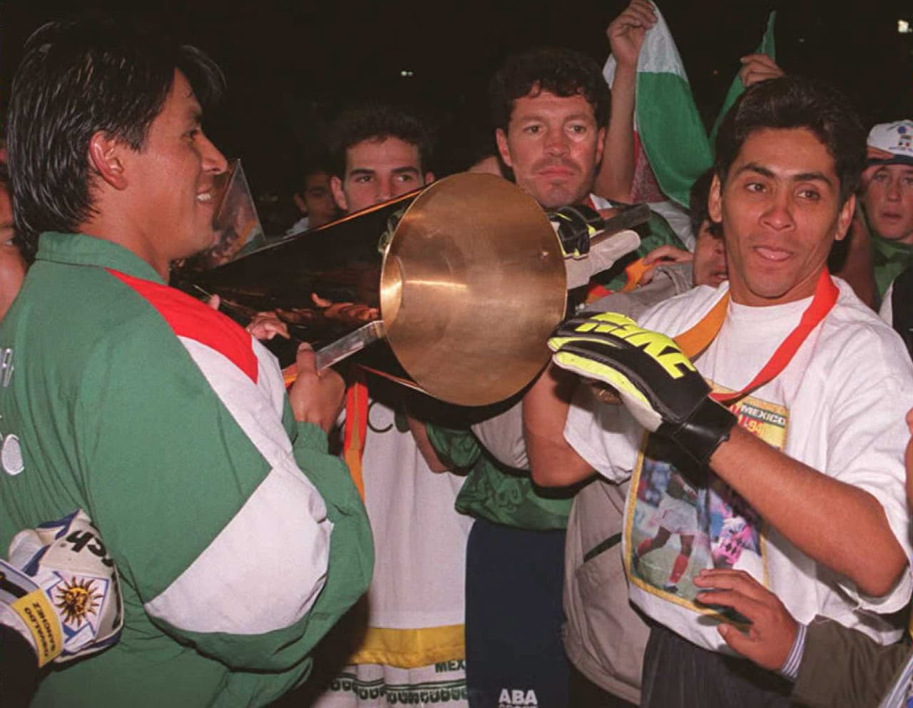 A pesar de no llegar al 'quinto juego' en Mundiales, Campos ganó con México la Copa Confederaciones en 1999, la Copa de Oro en 1993 y en 1996, los Panamericanos en 1999 y medallas de plata y bronce en la Copa América en 1993 y 1999, respectivamente.