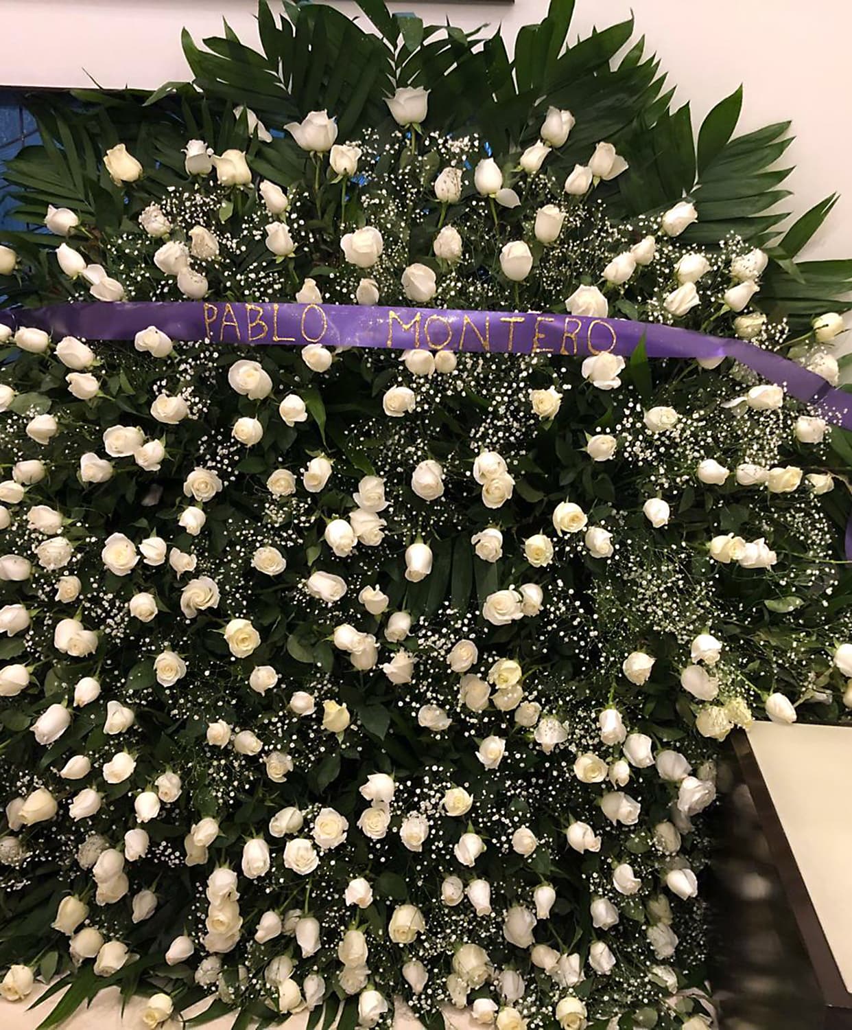 El actor y cantante Pablo Montero envió una corona de flores enorme en tributo a la vida de Magda Rodríguez.