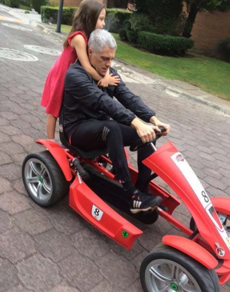 Lisardo no cabe en el carrito pero lo importante para él es divertise con su hija.