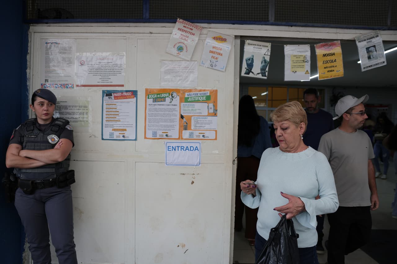 Una agente de policía monta guardia en un colegio electoral durante la segunda vuelta de las elecciones presidenciales en São Paulo, el domingo 25 de octubre de 2026.