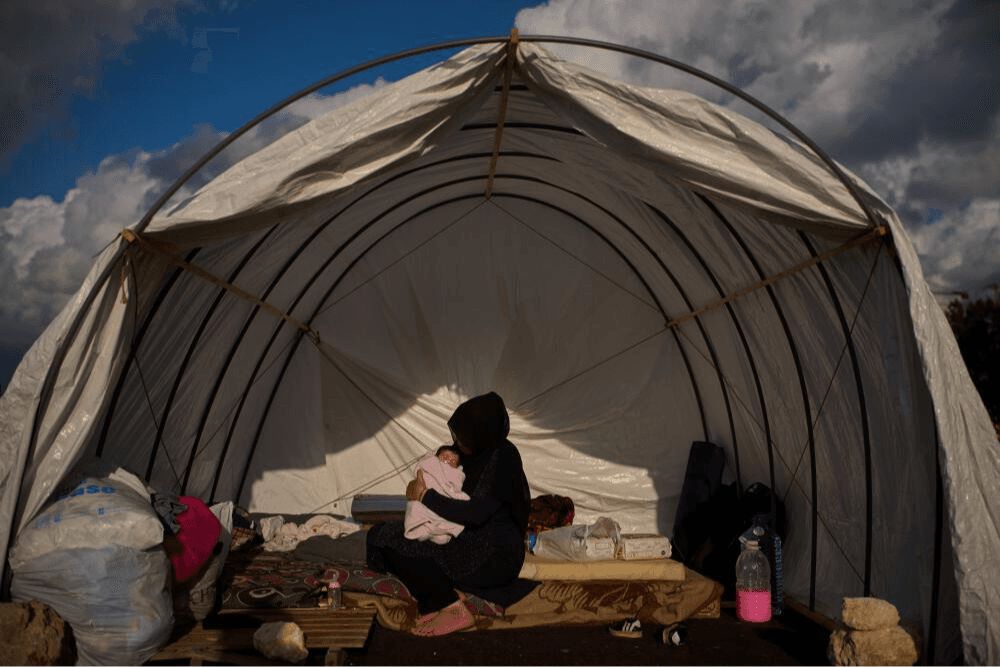 Nace entre bombas: la historia de Shiman, una bebé en un campamento tras huir de los ataques en Beirut
