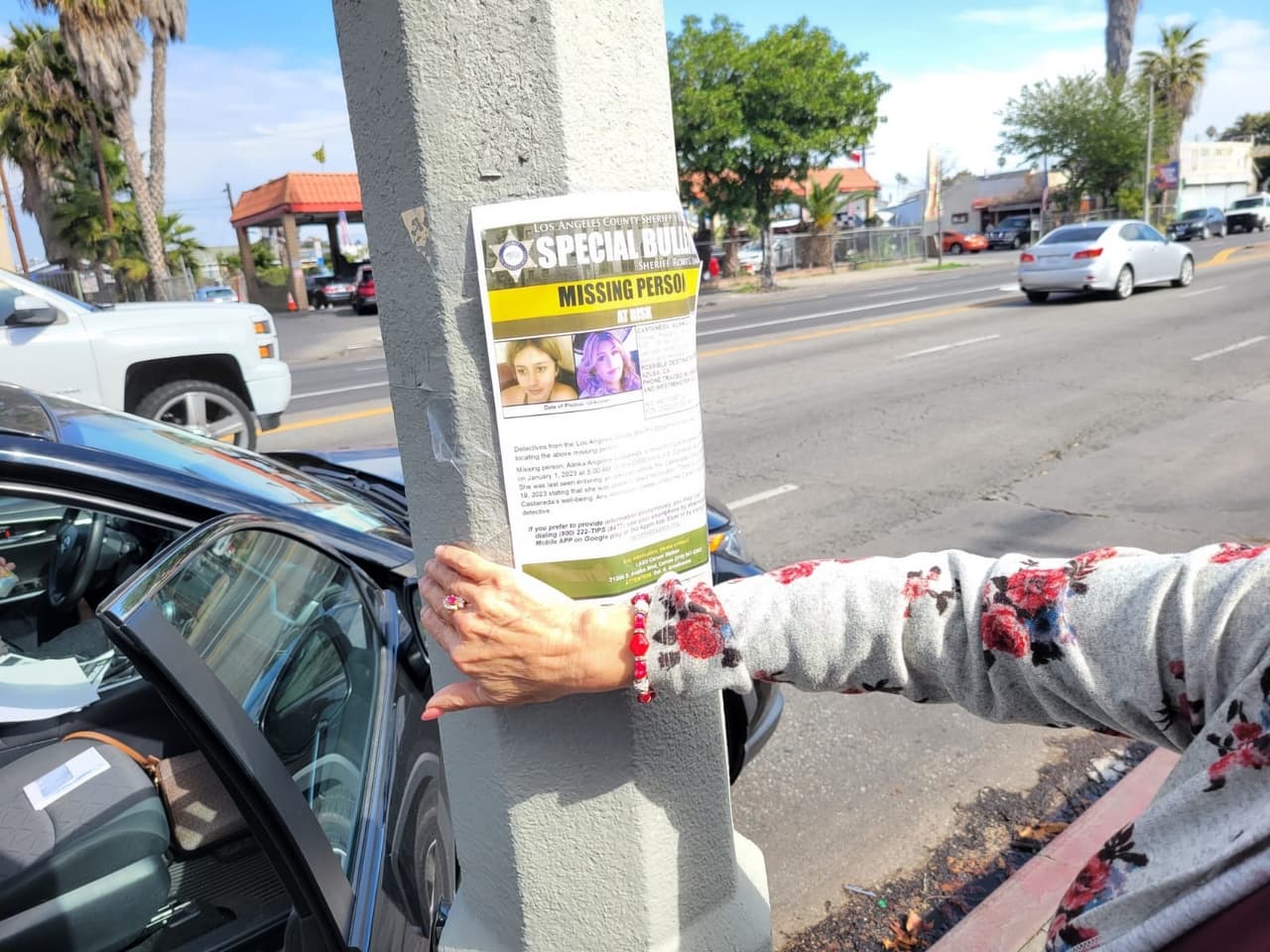 Diariamente la familia junto con miembros de la comunidad recorre las calles repartiendo volantes.