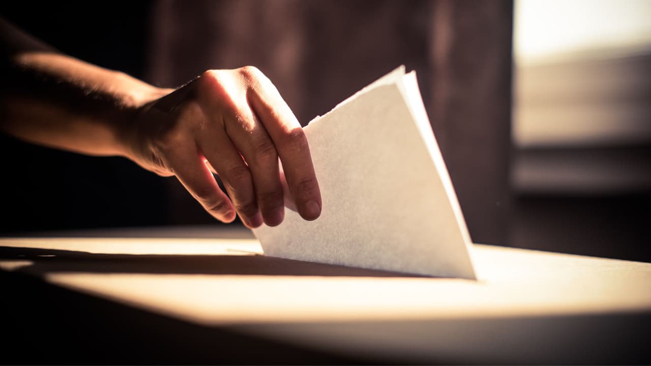 <h3 class="cms-H3-H3">No es un bloque político: cambia según el código postal</h3>
<br>
<br>👉🏻 Aunque tiene fama de estado republicano, Texas es más complejo. 
<b>Las áreas urbanas como Austin, Dallas, Houston y El Paso tienden a ser progresistas, mientras que las zonas rurales y suburbanas son más conservadoras.</b> Dato electoral: En 2020, más del 46 % del electorado votó demócrata, y la participación hispana fue clave en varios distritos.
<br>
<br>
<b>🔍 Por qué importa:</b> Las leyes sobre inmigración, salud reproductiva, educación y seguridad pueden cambiar radicalmente de un condado a otro. 
<b>Estar informado localmente es crucial.</b>