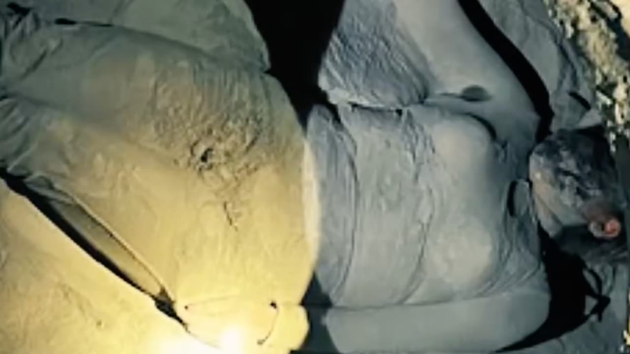 Cuatro migrantes fueron sacados de ese espacio cerrado, donde habían permanecido cubiertos por polvo de cemento, sin ventilación y con el tren en movimiento durante el trayecto.
<br>