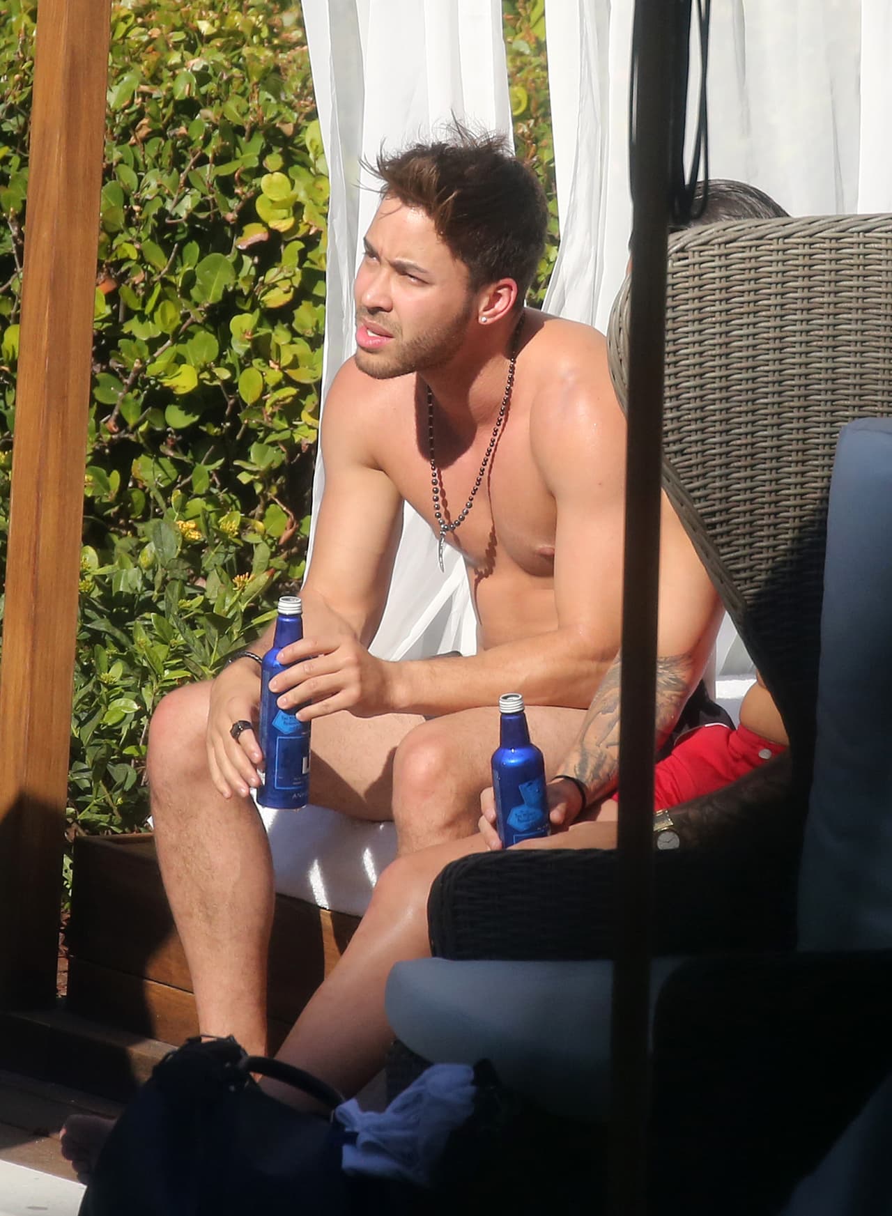 Prince Royce también se refrescó con una Bud Light, mientras escuchaba a otros de los que les acompañaban.