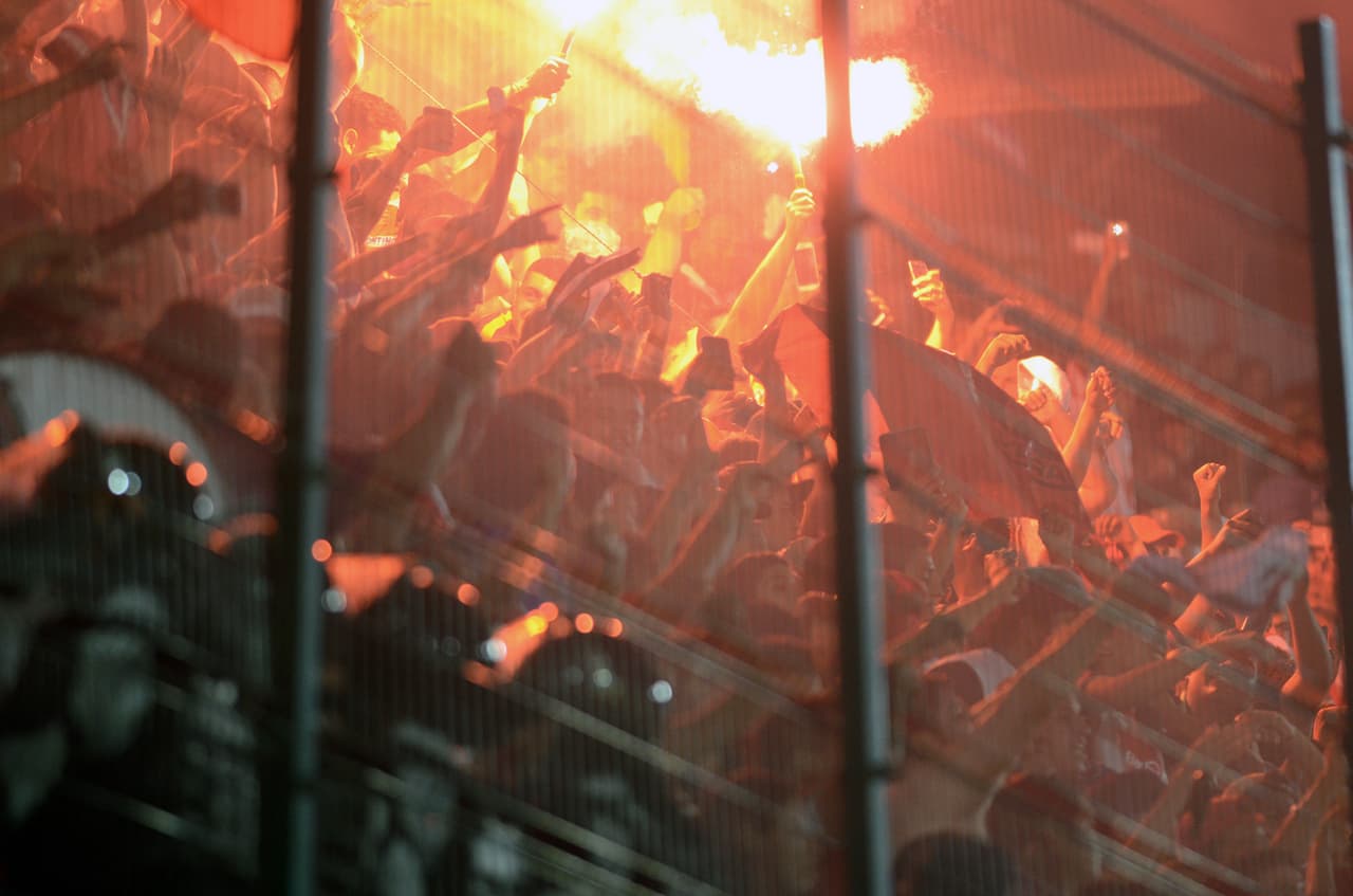 En dicho encuentro se suscitó un incidente en las tribunas y es que un sector de los aficionados visitantes comenzó a arrancar las gradas para aventarlas a los fanáticos veracruzanos y a la cancha también durante y tras la goleada.