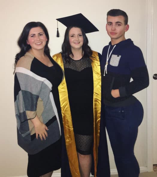 En la graduación de sus hermanas hace unas semanas.