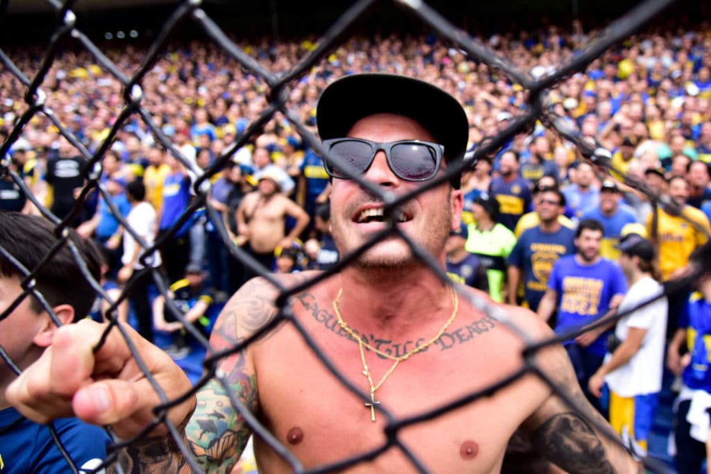 Los hinchas de Boca Juniors y River Plate viven con pasión la ida en la final de Copa Libertadores. Los xeneizes lo disfrutan en La Bombonera, mientras los 'millonarios' apoyan en el Monumental, pues no pueden ir al estadio de su rival.