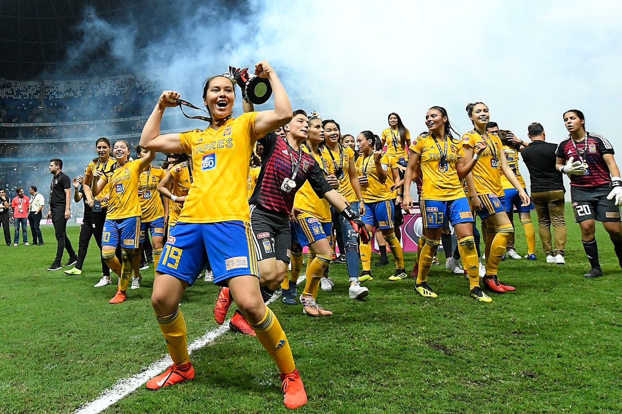 Tigres se corona campeón de la Liga MX Femenil tras vencer 2-1 a Monterrey en el Juego de Vuelta de la gran Final del Clausura 2019 y con un 3-2 en el global en partido efectuado en el Estadio BBVA. Así fueron los festejos de las felinas campeonas.
