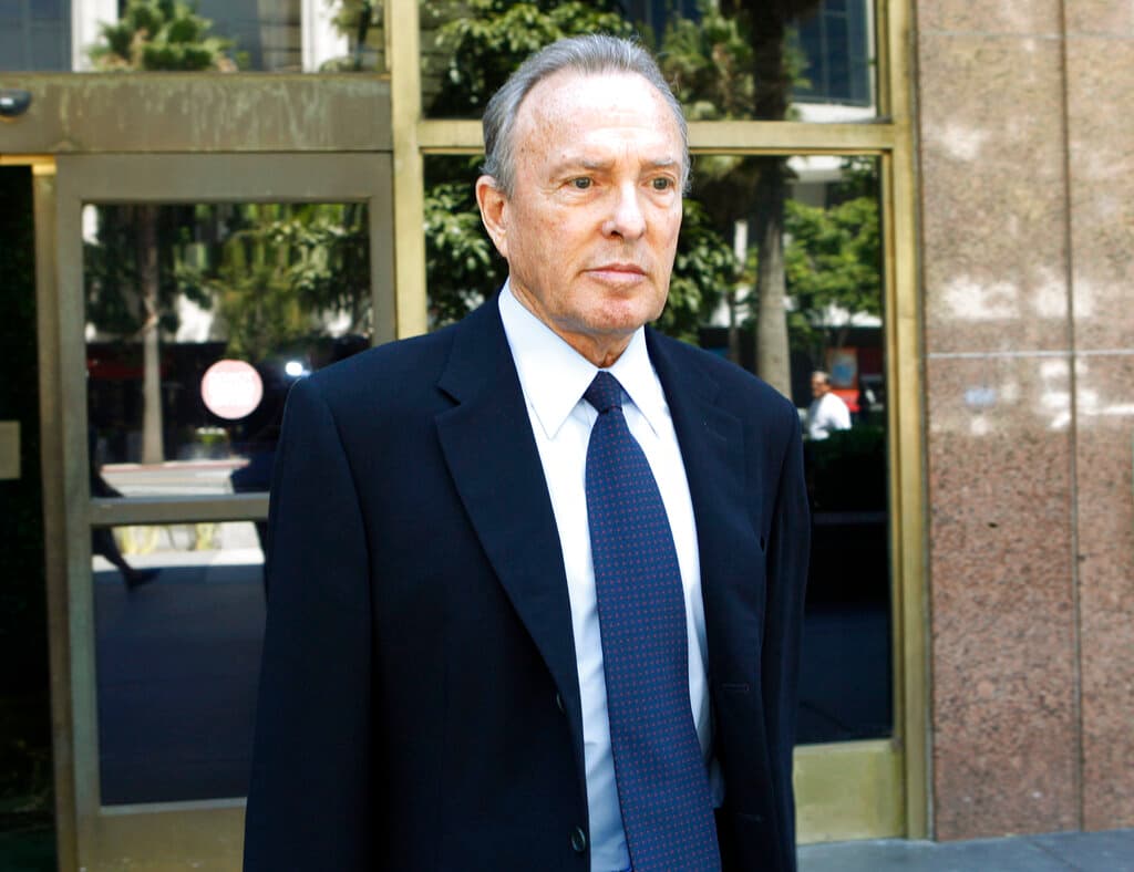 <b>Donald Bren tiene una fortuna de $17.4 mil millones.</b> Es considerado por Forbes el empresario de bienes raíces más rico. Su empresa Irvine Co. “posee más de 127 millones de pies cuadrados de bienes raíces, principalmente en el sur de California”, según la revista.