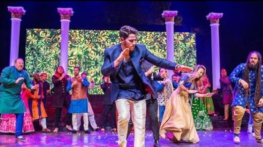 Esta ceremonia conocida como Sangeet, que significa 'cantemos juntos', tiene como finalidad que la familia de los novios se conozcan y así presentarse de manera oficial.