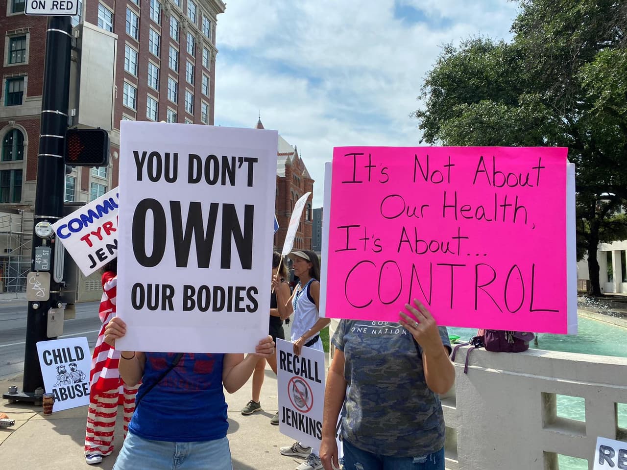 Alrededor de 50 a 60 personas se reunieron este martes por la mañana para protestar contra el mandato de usar mascarillas en el condado Dallas.
<br>