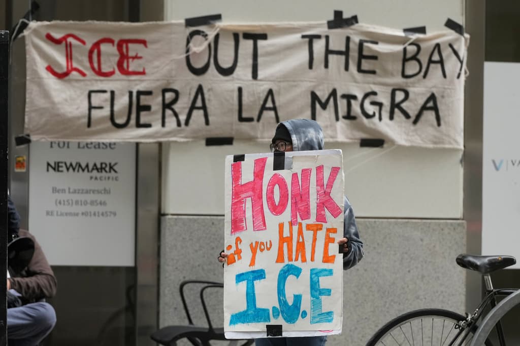 Trump no señaló quiénes le solicitaron que enviara más agentes de inmigración y a la Guardia Nacional a San Francisco, donde, por ejemplo, 
<b>en inglés y español, hay mensajes contra los operativos de ICE,</b> a las afueras de la Corte de Inmigración y las oficinas del servicio de Control de Inmigración y Aduanas (ICE, en inglés) en la calle Montgomery.