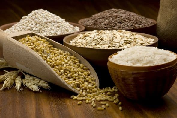 Las mejores fuentes de granos integrales son aquellos alimentos hechos de (o que contienen) quínoa, arroz integral y trigo integral, entre otros.